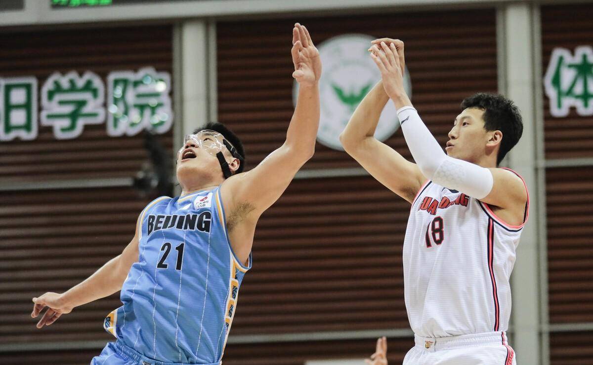 XINGKONG-包含冲浪赛场再起风云：江畔赤兔队击败陇右火箭队，脚步移动更到位经验成为胜负手的词条