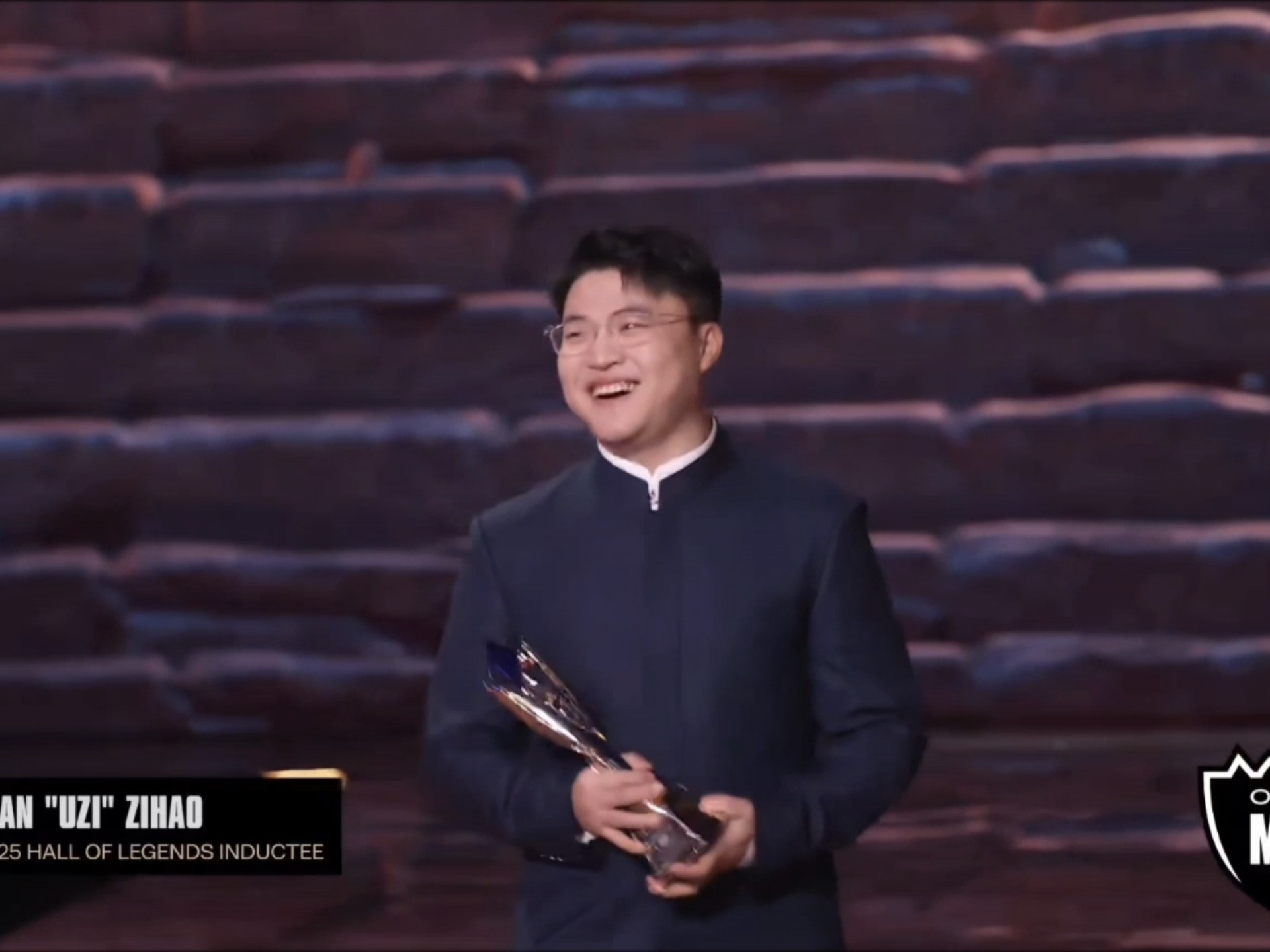 XINGKONG-Uzi回归赛场，比分优势明显首场状态亮眼，热火观众沸腾！的简单介绍