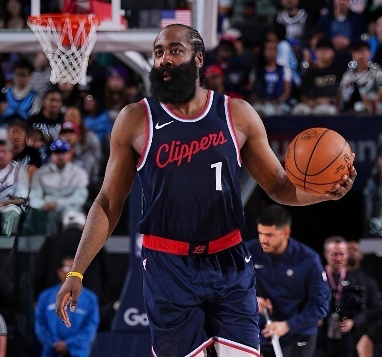 哈登回归赛场，战术调整首场状态亮眼，日本队观众沸腾！的简单介绍